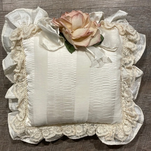 Patch potpourri ivory white satin lace pillow with rose detail - Picture 2 of 7